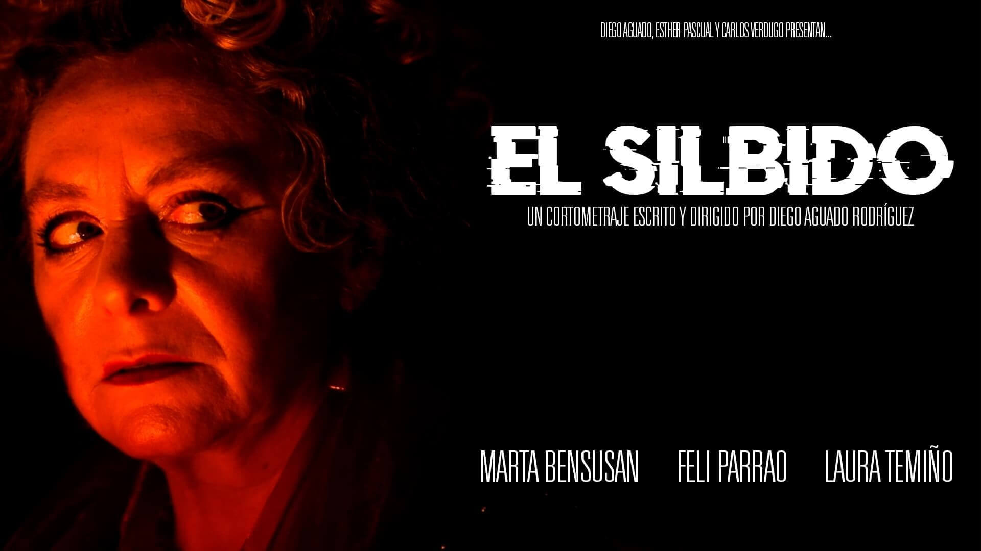 El Silbido. Cortometraje Diego Aguado. Cartel que muestra el rótulo de la película y una mujer mirando a su izquierda con una luz roja en la cara.