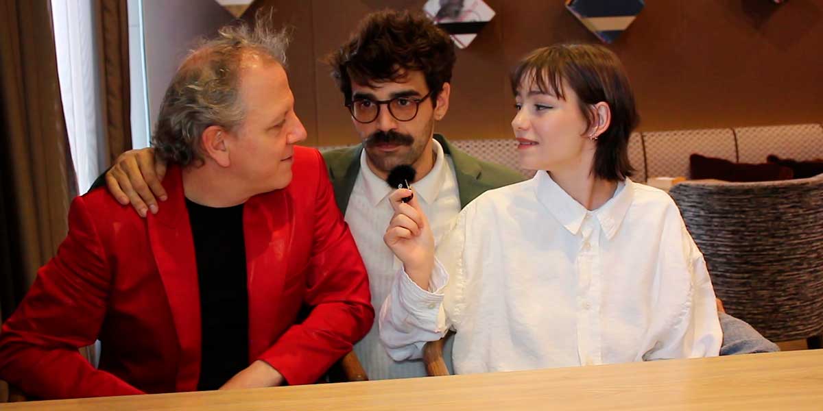 Óscar de la Fuente, María Romanillos y David Verdague hablando de